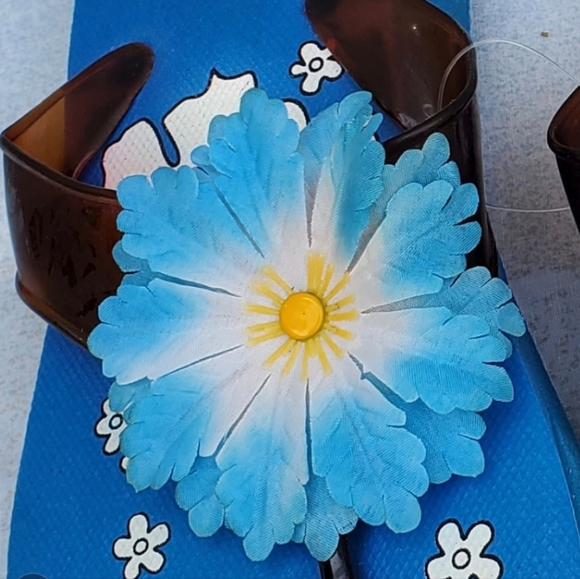 Summer Flip Flops NWT Blue Floral Hawaiian Fashion Thong Slippers Wmn's Sz 6 - Picture 2 of 7